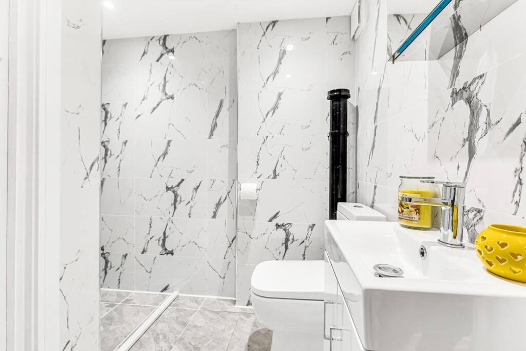Luxstay Holland Park Apartment With Ac Londra Exterior foto